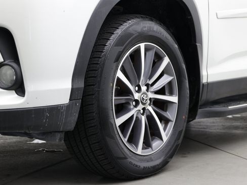 Used 2019 Toyota Highlander XLE AWD/4WD image 8
