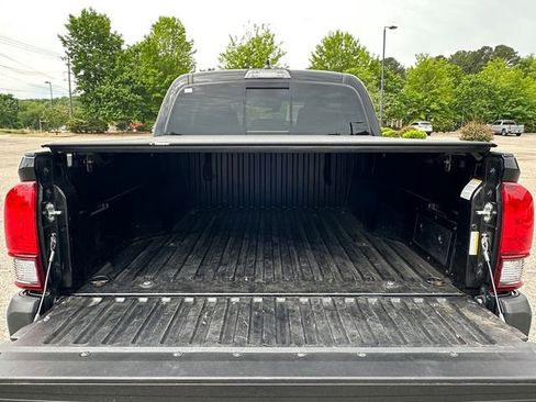 Used 2022 Toyota Tacoma SR5 AWD/4WD image 29
