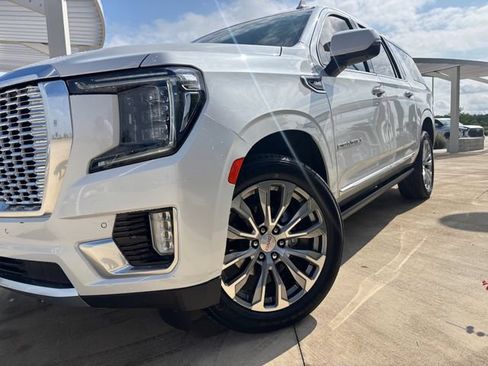 Used 2023 GMC Yukon XL Denali AWD/4WD image 2