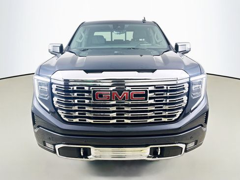 Used 2022 GMC Sierra 1500 Denali w/ Technology Package AWD/4WD image 2