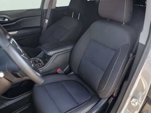 Used 2023 GMC Acadia SLE w/ Driver Convenience Package FWD image 10