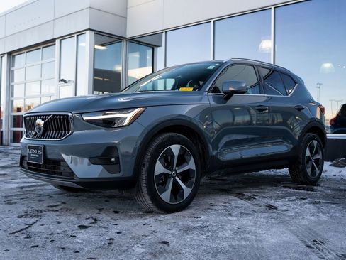 Used 2023 Volvo XC40 B5 Plus w/ Driver Assist Package image 3