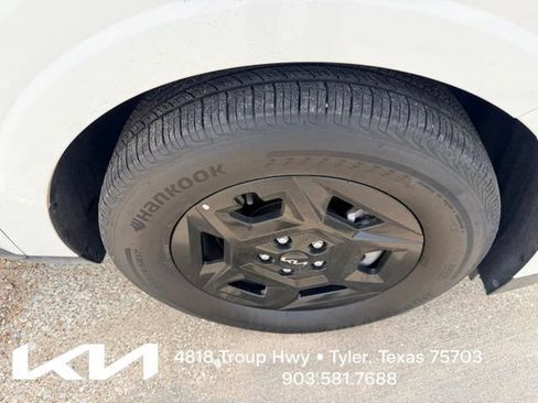 Used 2025 Kia Carnival FWD image 13