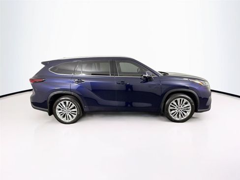 Used 2024 Toyota Highlander Platinum FWD image 11