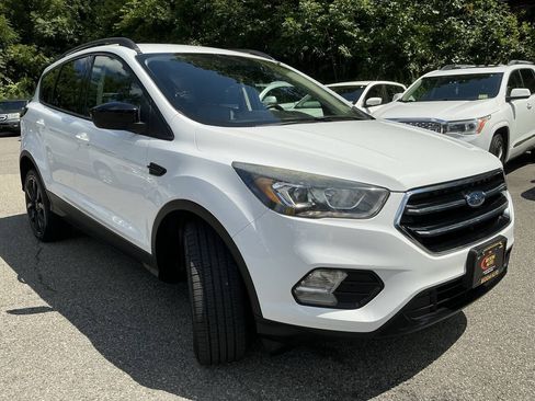 Used 2017 Ford Escape SE w/ Equipment Group 201A AWD/4WD image 3