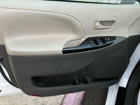 Used 2013 Toyota Sienna L image 22