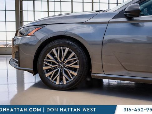 Used 2025 Nissan Altima 2.5 SV FWD image 38
