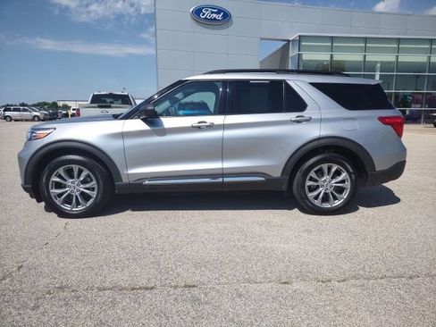 Used 2021 Ford Explorer XLT w/ Equipment Group 202A AWD/4WD image 2