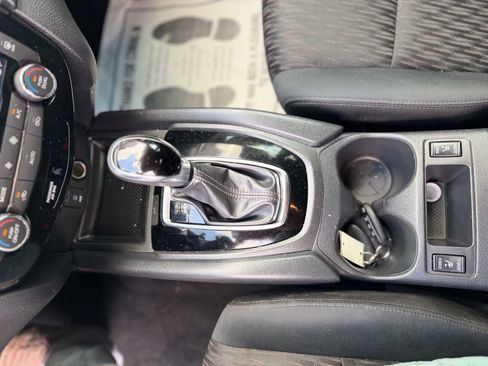 Used 2017 Nissan Rogue SV FWD image 17