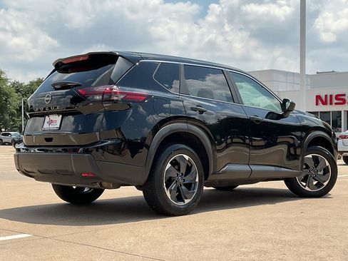 Used 2025 Nissan Rogue SV FWD image 4