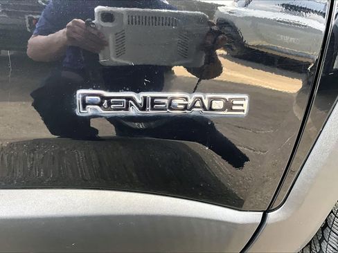 Used 2018 Jeep Renegade Latitude w/ Popular Equipment Group FWD image 10