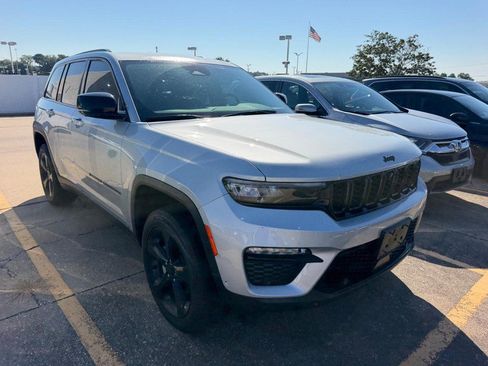 Used 2023 Jeep Grand Cherokee Limited w/ Luxury Tech Group II AWD/4WD image 2
