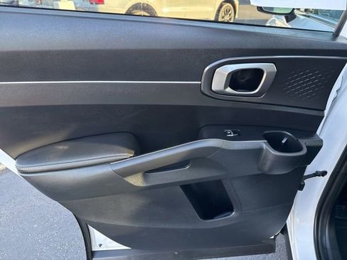 Used 2023 Kia Sorento LX image 38