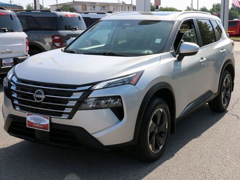 Used 2024 Nissan Rogue SV w/ SV Premium Package AWD/4WD image 2