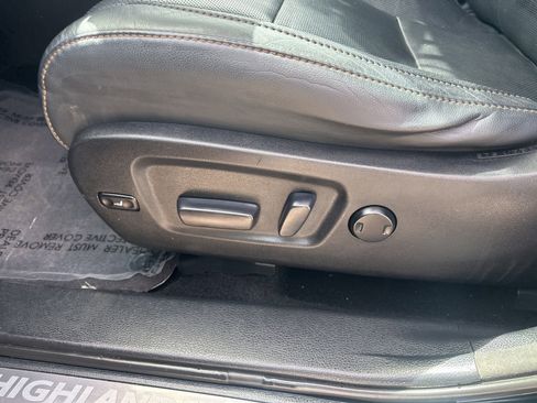 Used 2014 Toyota Highlander Limited w/ Driver Technology Package AWD/4WD image 13