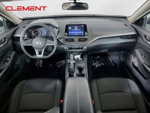 Used 2025 Nissan Altima 2.5 SV FWD image 12