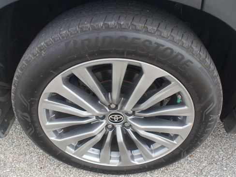 Used 2025 Toyota Highlander Limited AWD/4WD image 29