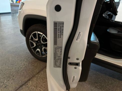 Used 2025 Jeep Compass Trailhawk AWD/4WD image 29