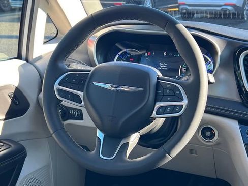 Used 2024 Chrysler Pacifica Select image 14