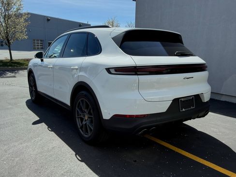 Certified 2025 Porsche Cayenne AWD/4WD image 3