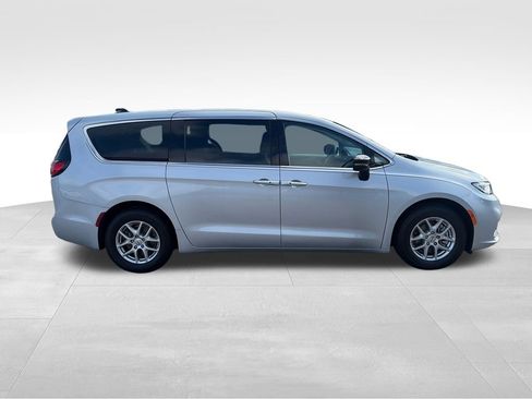 Used 2024 Chrysler Pacifica Touring-L FWD image 7