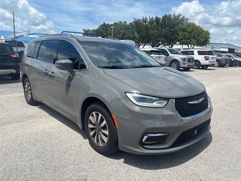 Used 2021 Chrysler Pacifica Touring-L FWD image 3