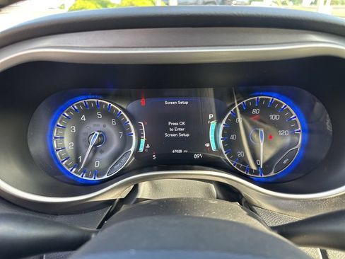Used 2023 Chrysler Pacifica Touring-L FWD image 15