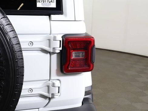 Used 2025 Jeep Wrangler Unlimited Sahara AWD/4WD image 15