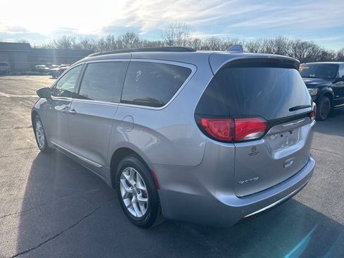 Used 2017 Chrysler Pacifica Touring-L w/ Tire & Wheel Group image 8