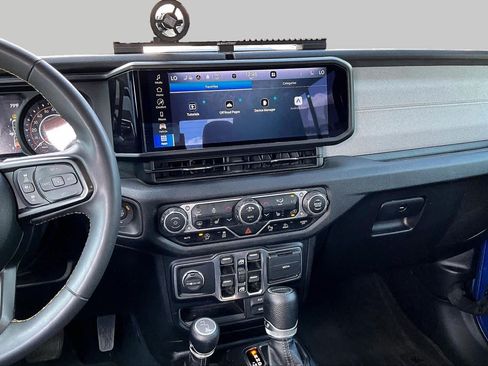 Used 2024 Jeep Gladiator Sport AWD/4WD image 8