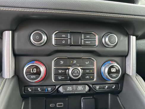 Used 2024 GMC Yukon SLT AWD/4WD image 23