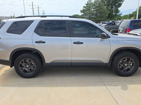 Used 2025 Honda Pilot TrailSport image 6