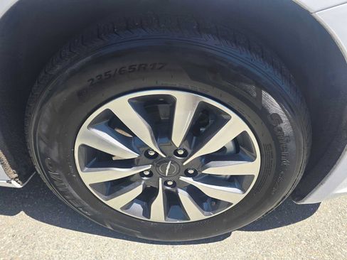 Used 2024 Chrysler Pacifica Limited FWD image 9