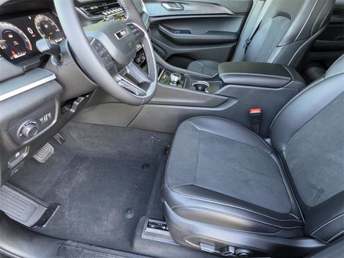 New 2025 Jeep Grand Cherokee Altitude image 6