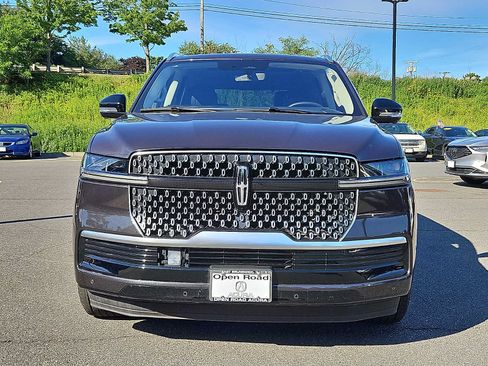 Used 2025 Lincoln Navigator Reserve AWD/4WD image 2