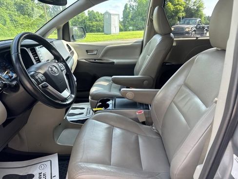 Used 2019 Toyota Sienna XLE FWD image 17