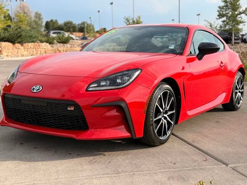 Used 2025 Toyota GR86 w/ ALL Weather Mat Package (TMS) RWD image 3