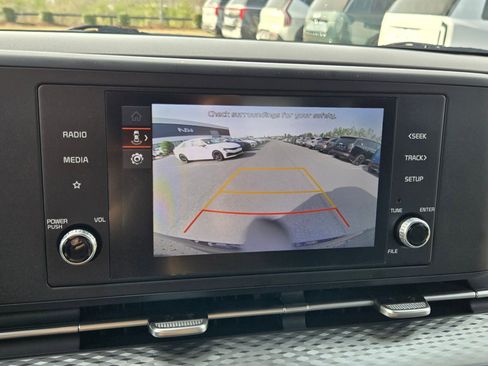 Used 2024 Kia Carnival LX image 28