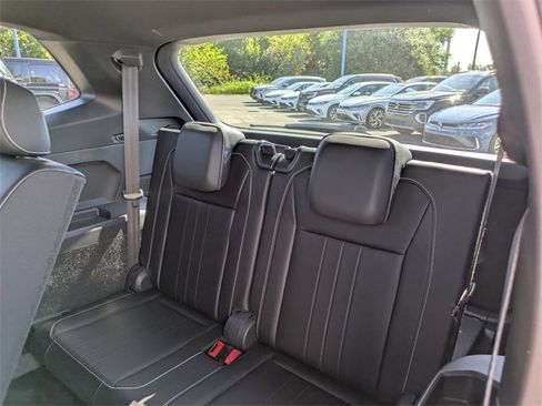 Certified 2024 Volkswagen Tiguan SE R-Line image 14