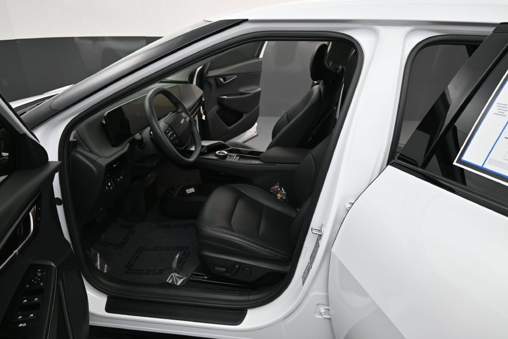Used 2025 Kia EV6 Wind RWD image 11
