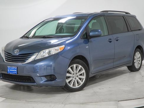 Used 2017 Toyota Sienna LE image 1