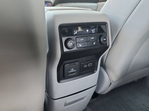 Used 2023 GMC Acadia SLT w/ Preferred Package FWD image 19
