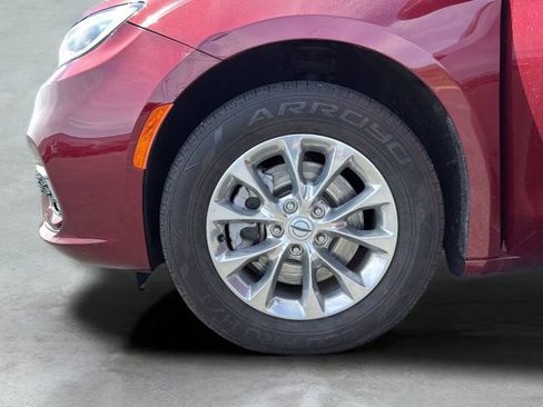 Used 2022 Chrysler Pacifica Touring-L AWD/4WD image 38