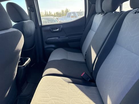 Used 2020 Toyota Tacoma TRD Off-Road w/ Technology Package image 15