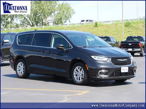 Used 2023 Chrysler Pacifica Touring-L FWD image 1