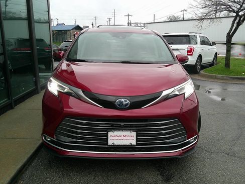 Used 2021 Toyota Sienna Platinum image 2