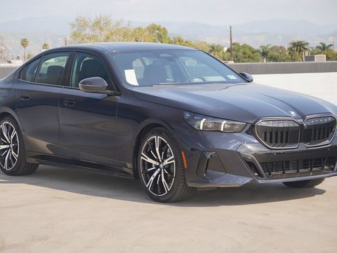Used 2026 BMW 530i w/ M Sport Package RWD image 3