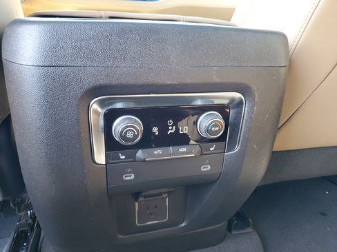 Used 2024 Chevrolet Suburban Premier image 19