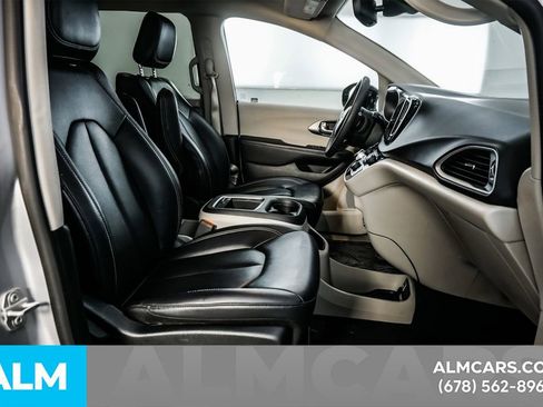 Used 2024 Chrysler Pacifica Touring-L image 20