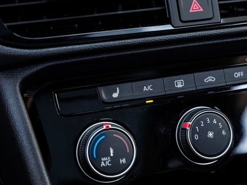 Used 2023 Volkswagen Taos SE image 32